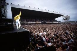 Concert photo: Queen live at the St. James Park, Newcastle, UK [09.07.1986]